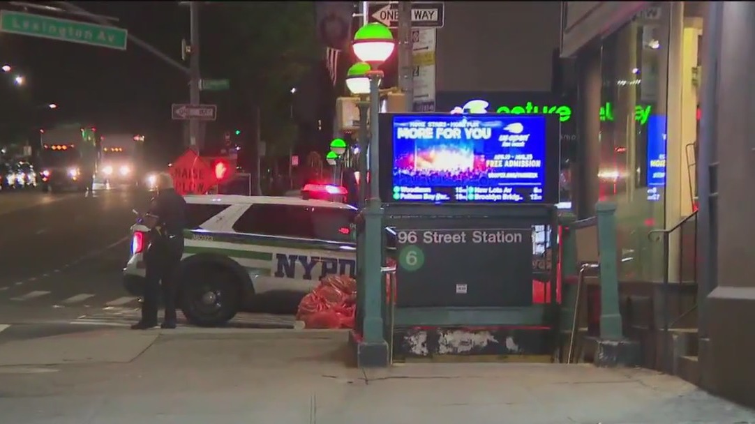 Man stabbed in neck at NYC subway station