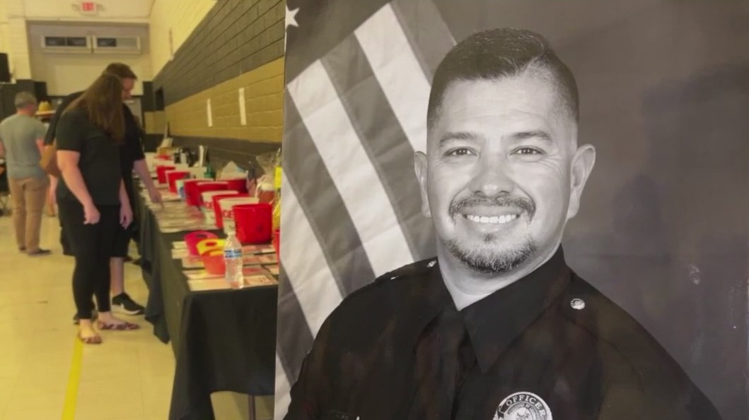 Community shows up to support fallen AJPD Officer Facio | FOX 10 Phoenix