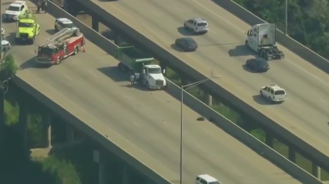 Serious crash shuts down OB I-57 at Calumet Sag Channel