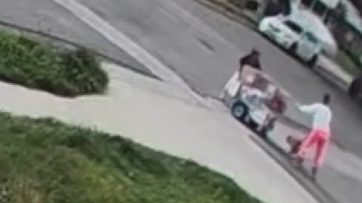 Pregnant street vendor shoved by resident