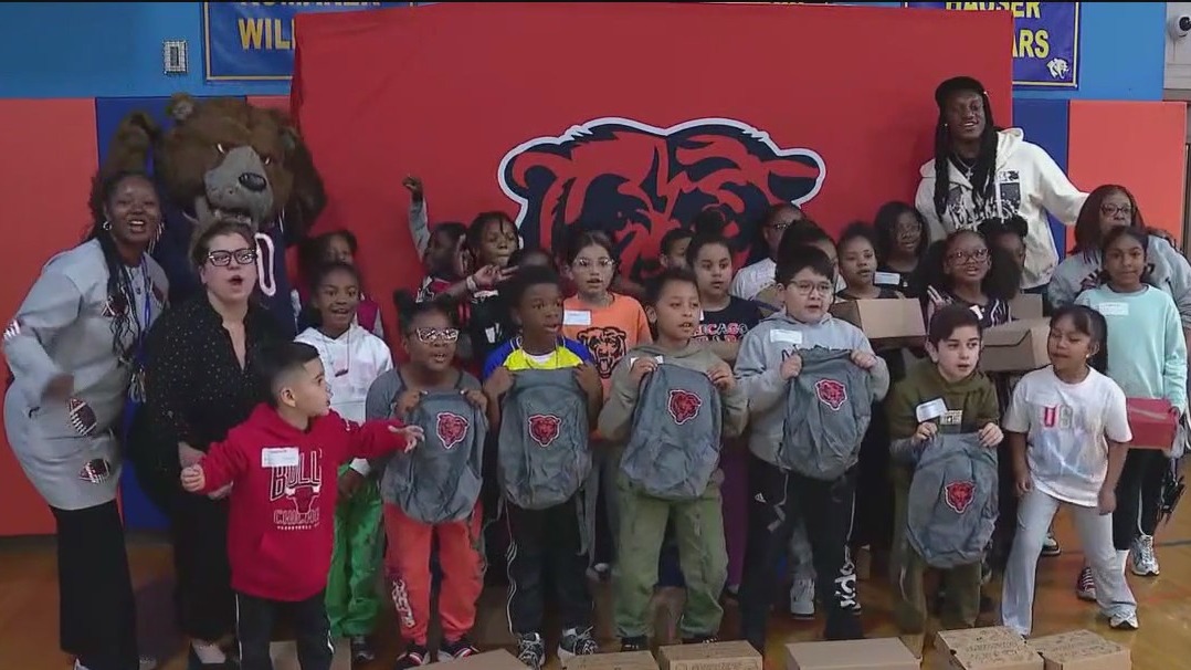 Chicago Bear gifts new shoes to hundreds of students