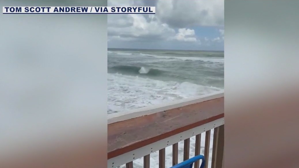 Hurricane Erin edges along East Coast