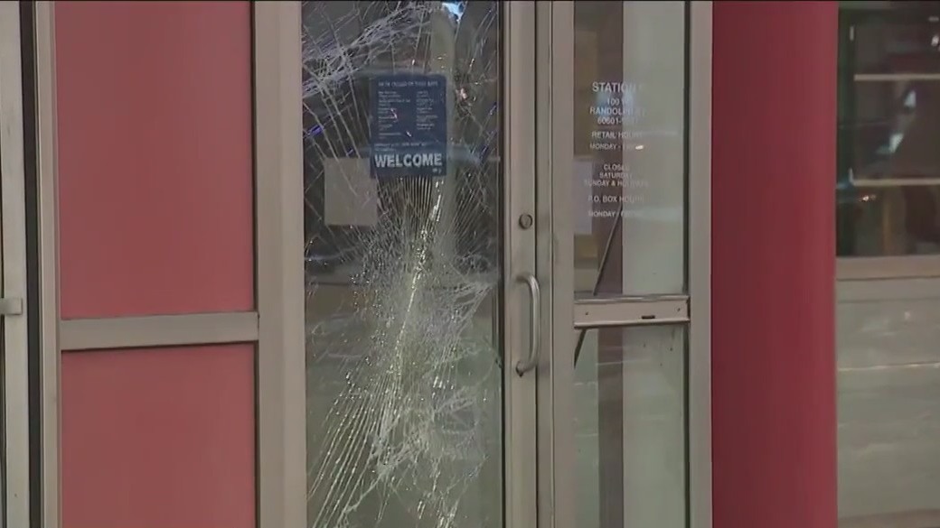 Downtown Chicago post office broken into by at least 18 people overnight