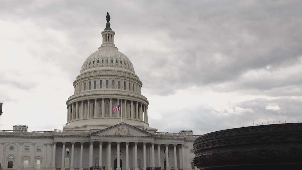 Federal worker union pressures Dems to end shutdown