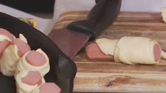 Pull-apart chili dogs recipe from FOX 7 Austin's Tierra Neubaum