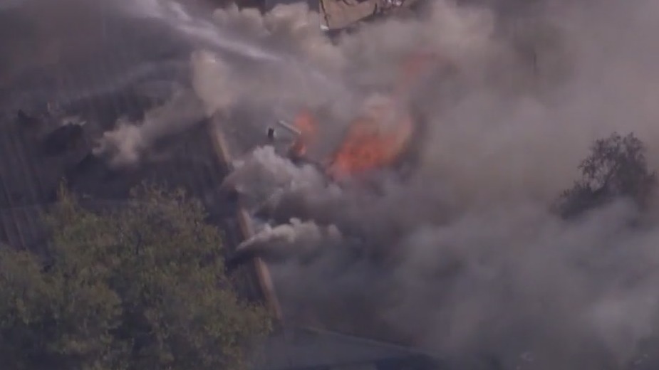 Crews battle house fire in Phoenix | FOX 10 Phoenix
