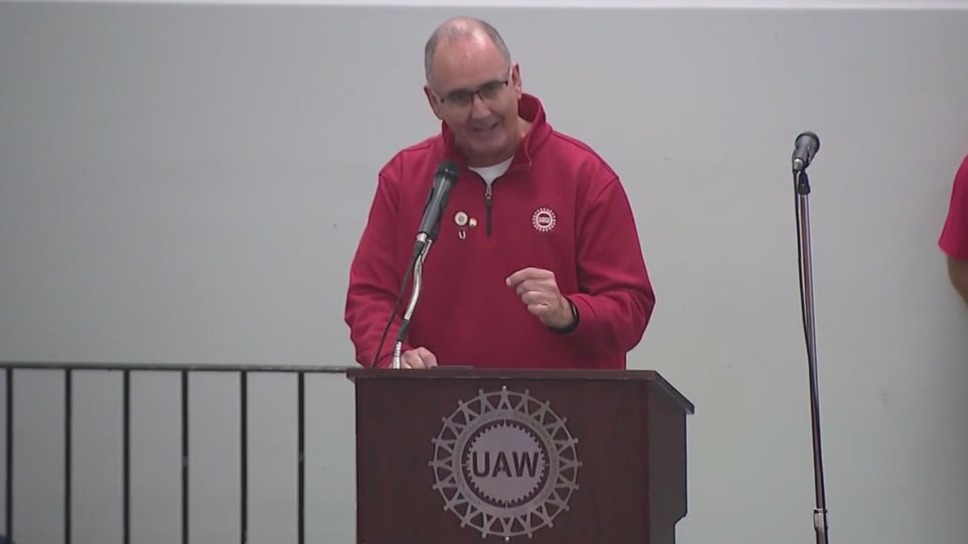 UAW president, Johnson rally with striking Ford workers in Chicago
