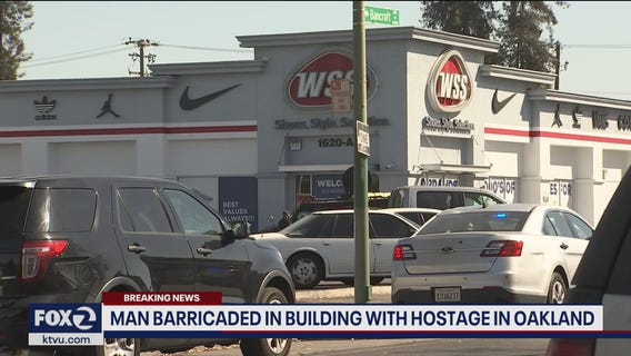 Man barricaded in building with hostage in Oakland