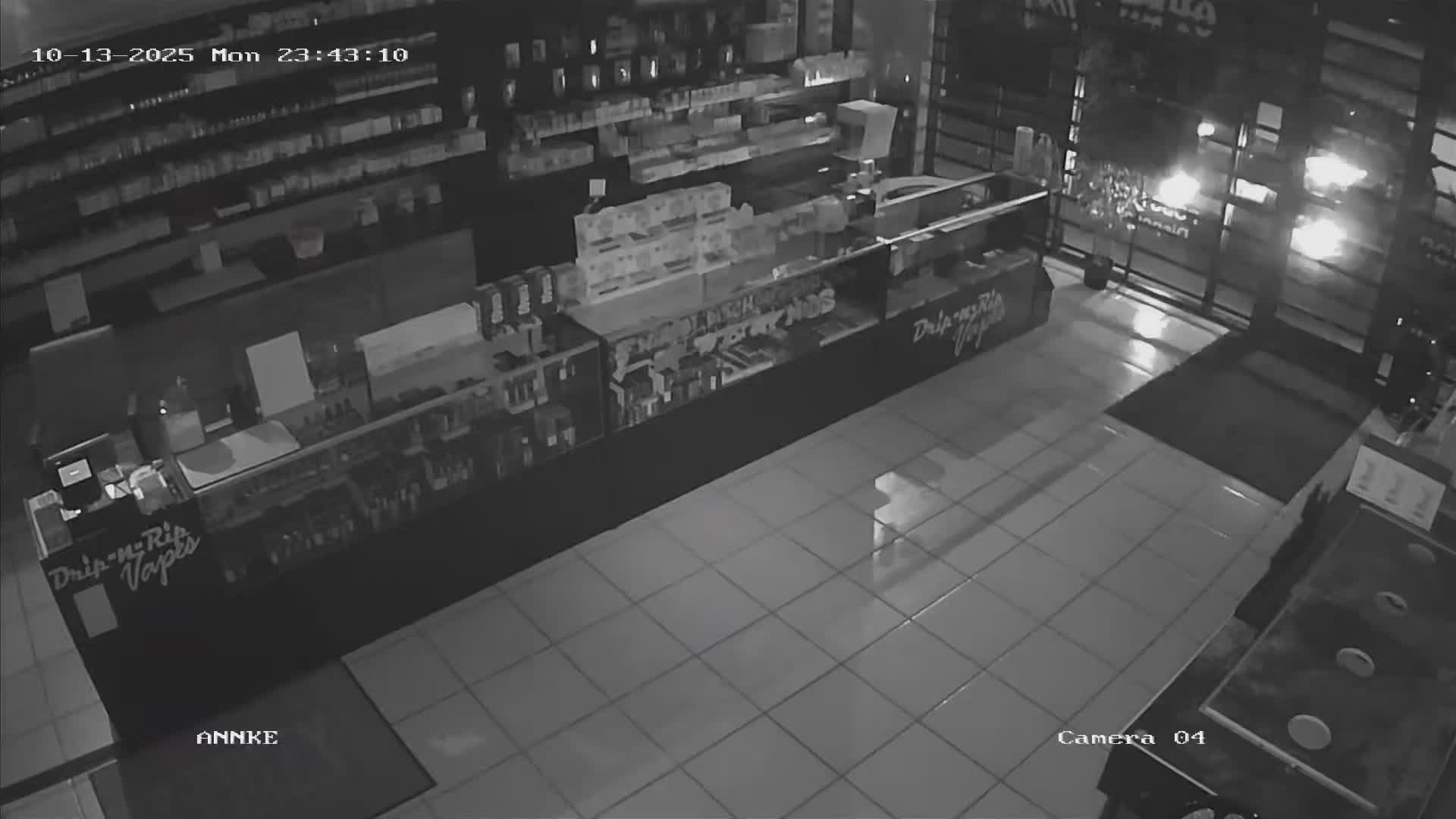 VIDEO: Break-ins at vape shop