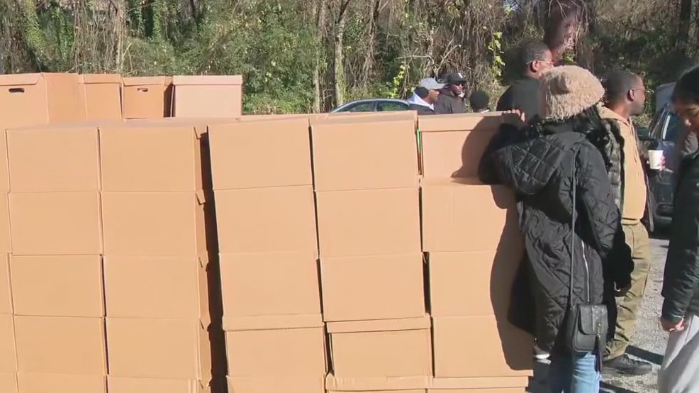 Hosea Helps distributes food on Thanksgiving