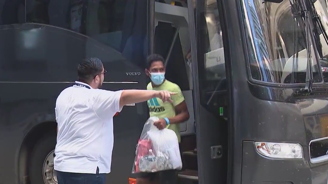 Chicago alderman demands more support for refugees bused in from Texas