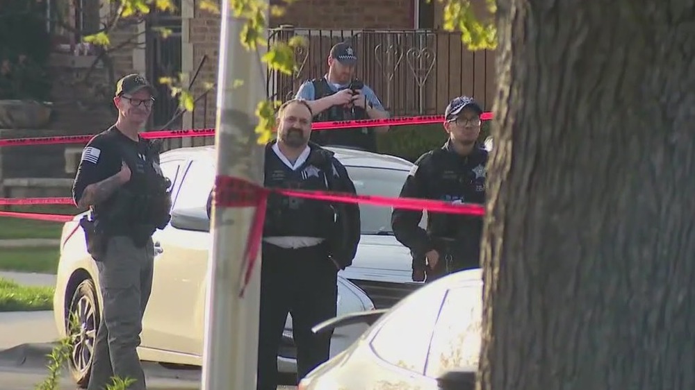 Off-duty Chicago police officer shot at in West Lawn