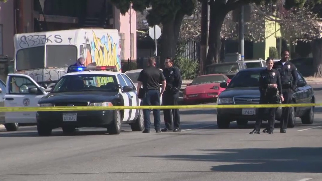 Shootout breaks out in Mid-City LA robbery | FOX 11 Los Angeles