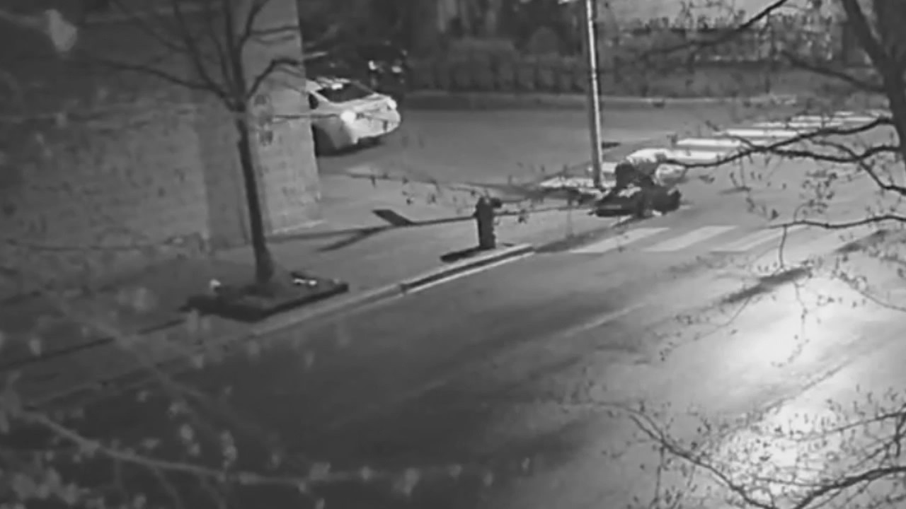 Man shot three times while struggling with robber who took his phone in Lincoln Park neighborhood