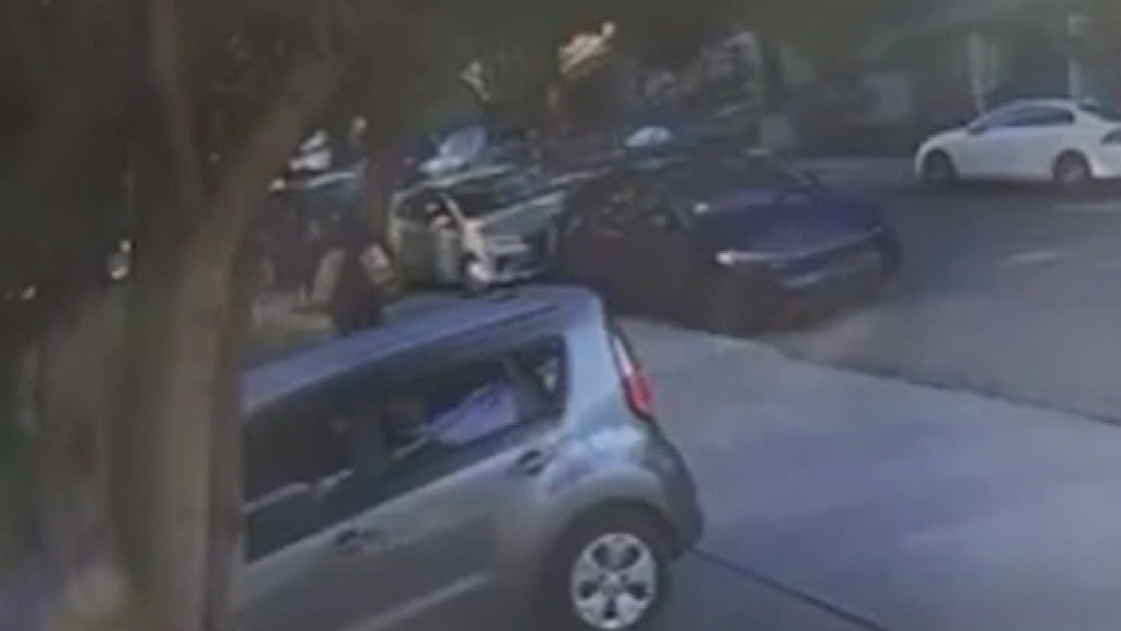 Oakland porch pirate takes packages moments after delivery