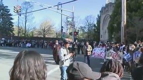 Pro-Palestine college students protest, prompting online learning