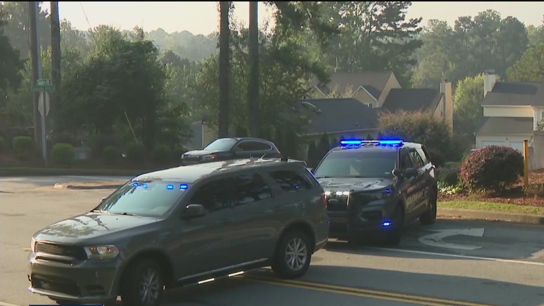 South Fulton police officer struck by vehicle | FOX 5 Atlanta