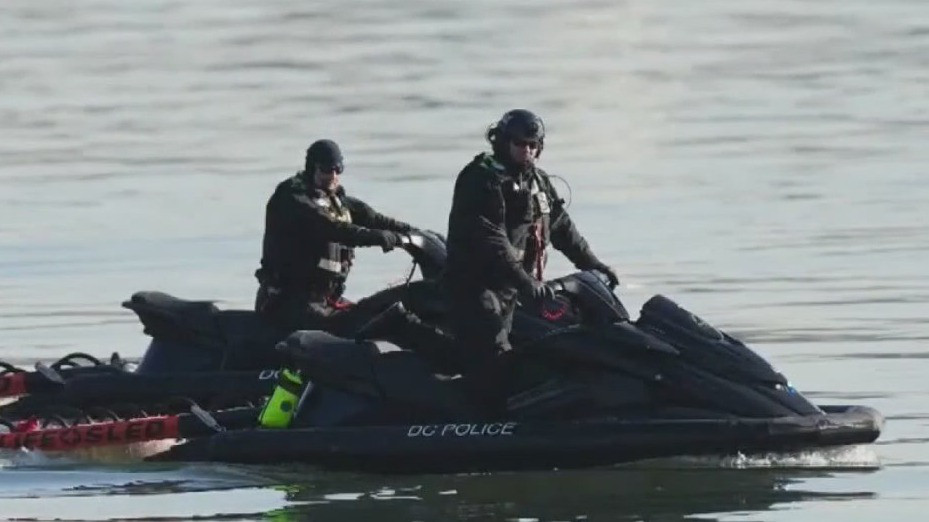 Medical plane carrying 6 people crashes in Philadelphia