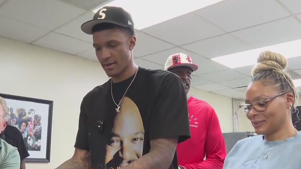 Rockets' Jabari Smith Jr. serves meals in Fifth Ward