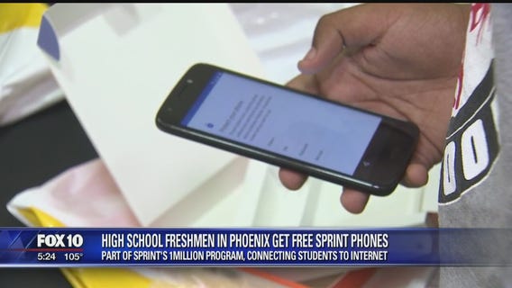 Phoenix high school students get free phones from Sprint