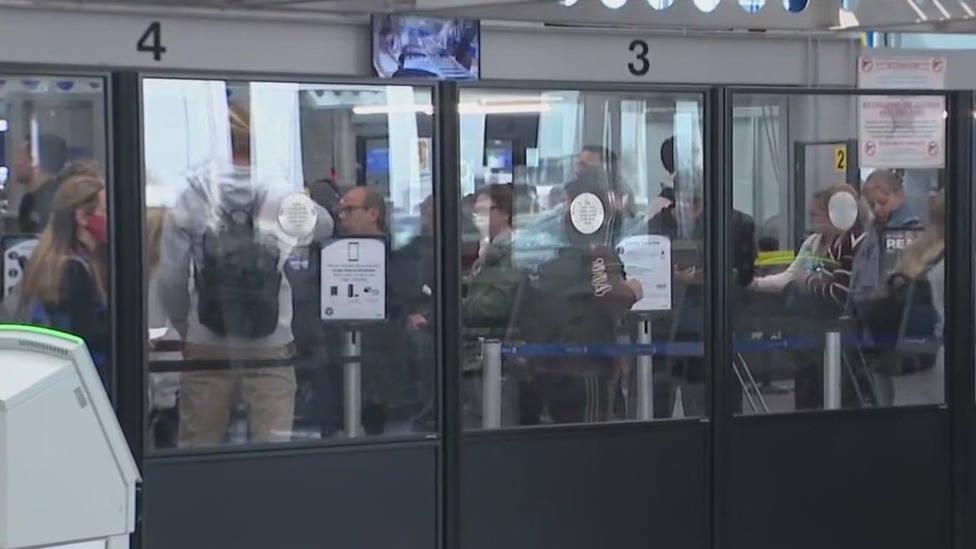 Spring break crowds swarm Chicago airports