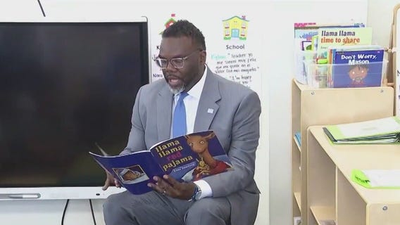 Johnson reads to children in Little Village