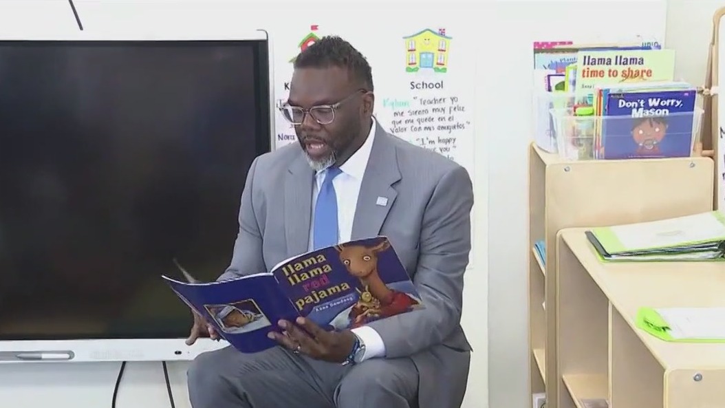 Johnson reads to children in Little Village