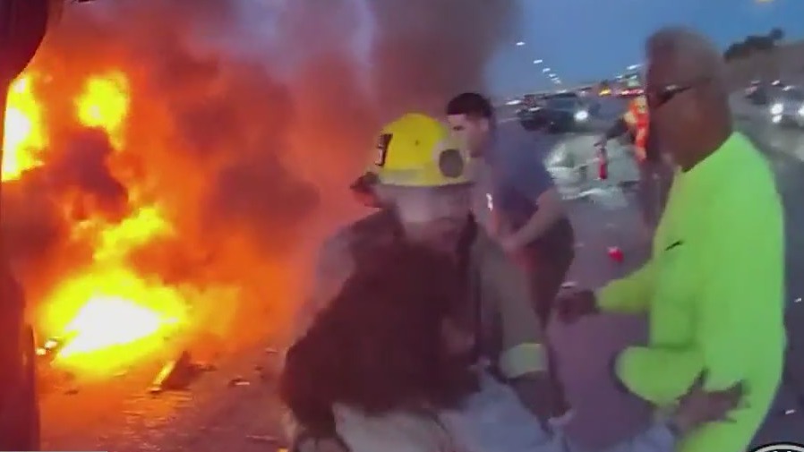 Heroes in action: 2 men save woman from burning car