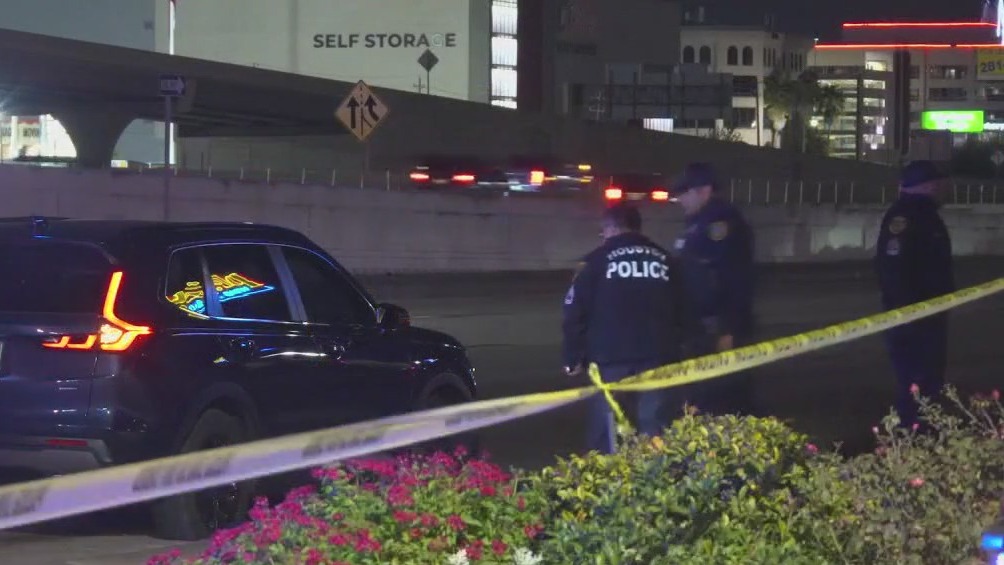 Houston news today: Elderly man robbed, shot; search for missing father; government shutdown