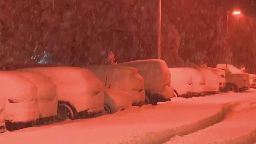 Heavy snow in Flagstaff shuts down highways