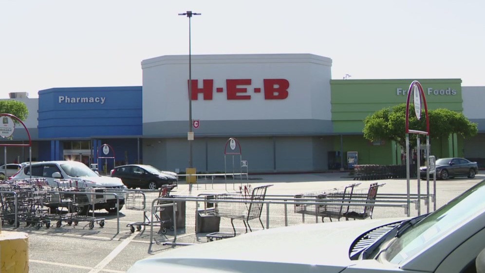 Northwest Houston H-E-B evacuated due to false bomb threat, officials say