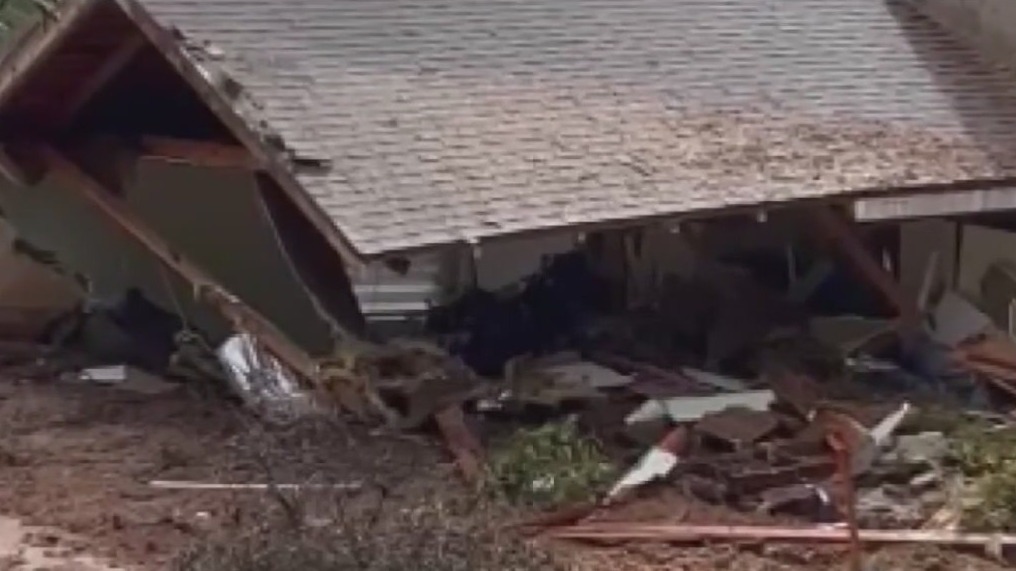 La Ca�ada Flintridge homes damaged by mudslide with more rain on the way