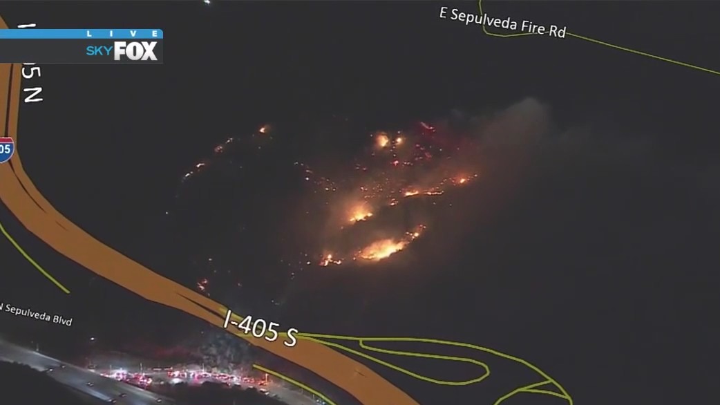Fire spreads along 405 Freeway in Sepulveda Basin