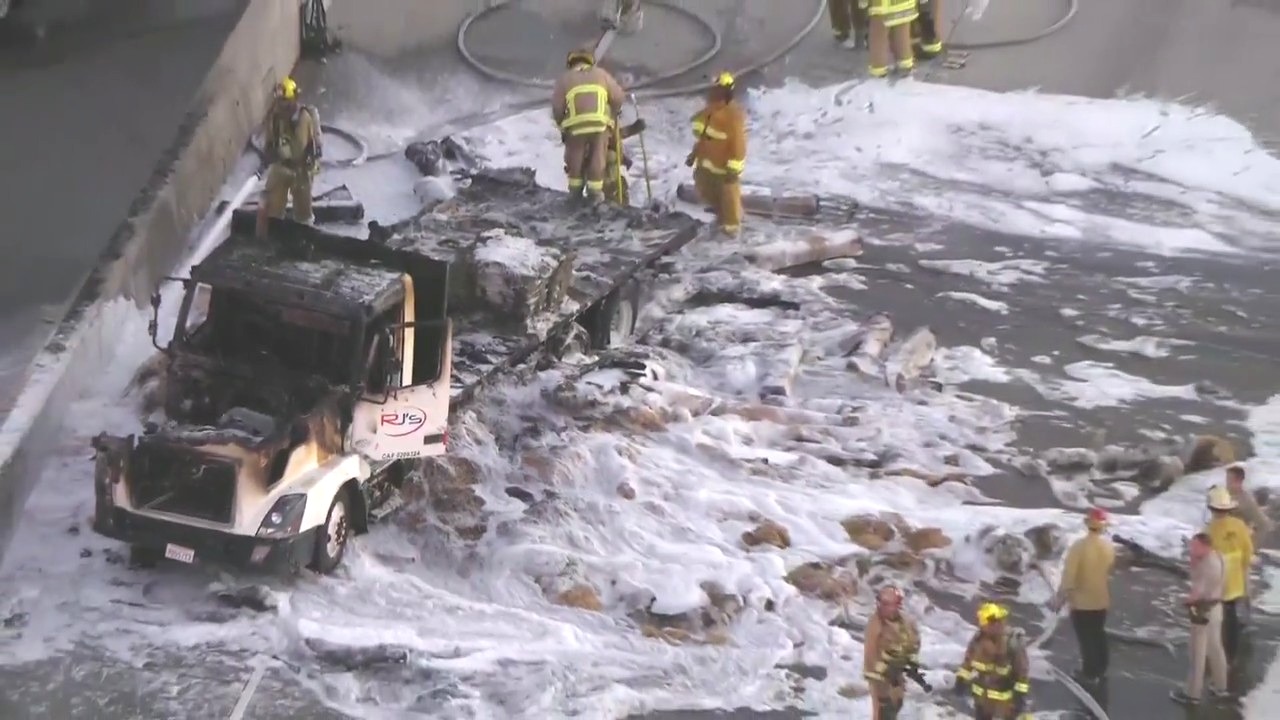 Truck fire shuts down NB 405 FWY near Sherman Oaks | FOX 11 Los Angeles