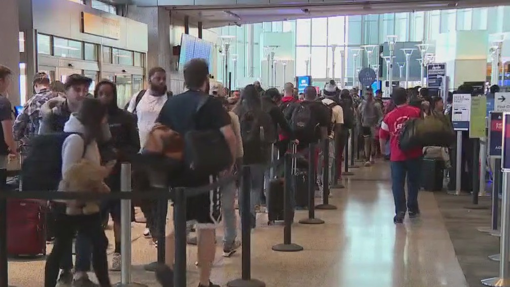 Thanksgiving travel rush at the Austin airport