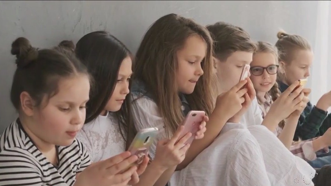 Exploring cellphone alternatives for kids to keep them safe
