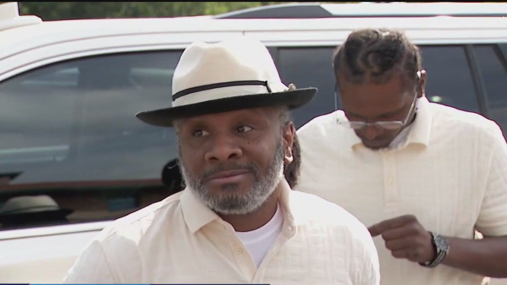 Exonerated man walks out of prison 27 years after murder conviction