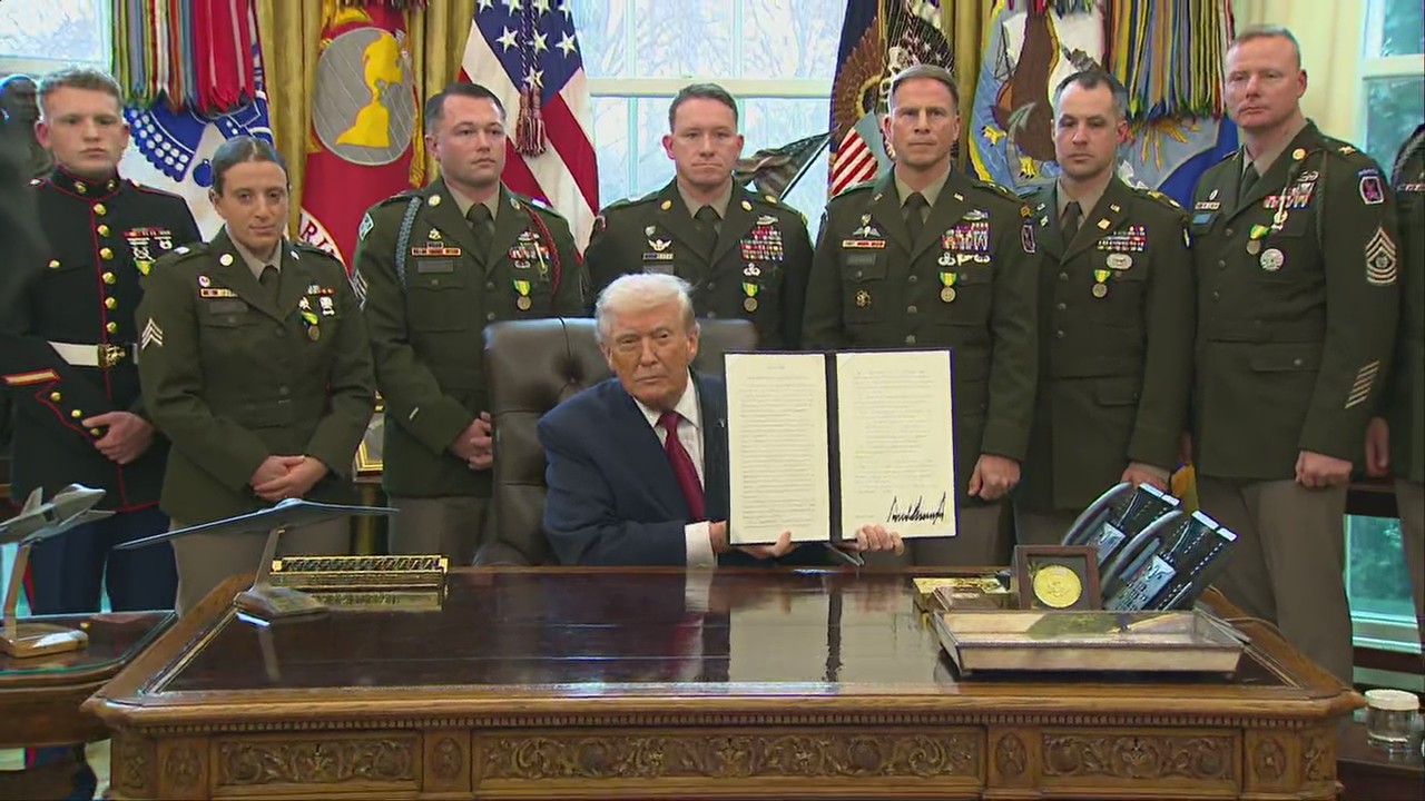 President Trump hands out Mexican border defense medals [FULL]