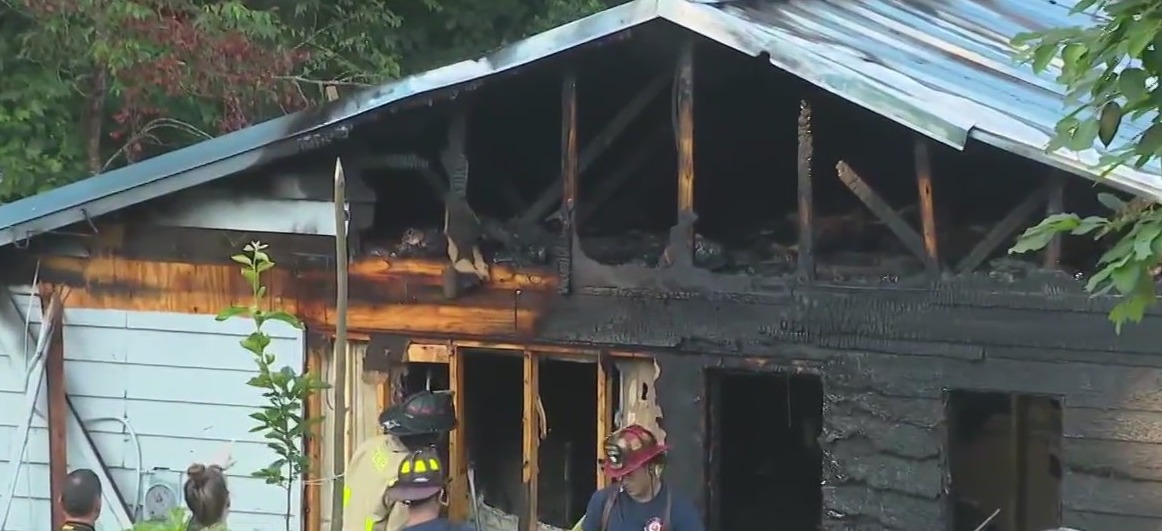 4 people injured in house fire