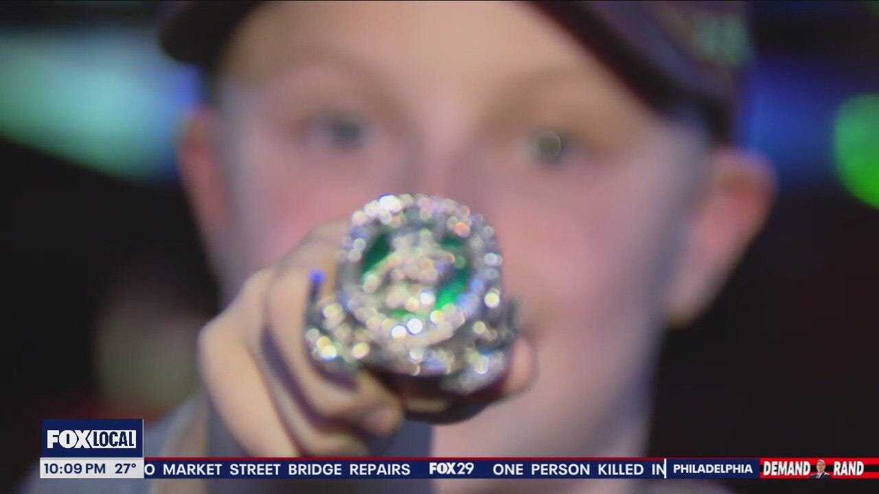 Eagles fans react during game against Chargers