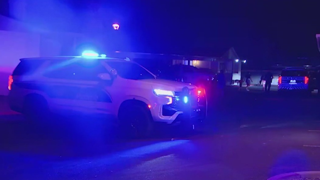 Man seriously hurt in Phoenix apartment shooting