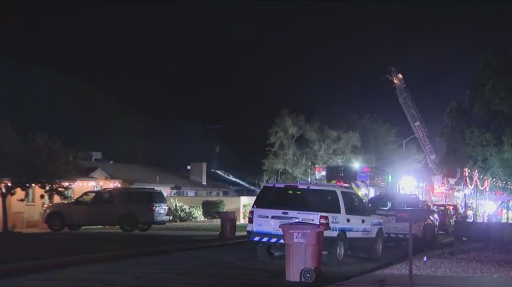 Firefighters battle fire affecting 2 Scottsdale homes