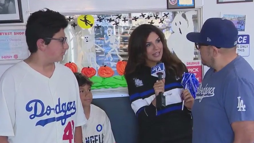Dodgers fans getting ready for Game 4