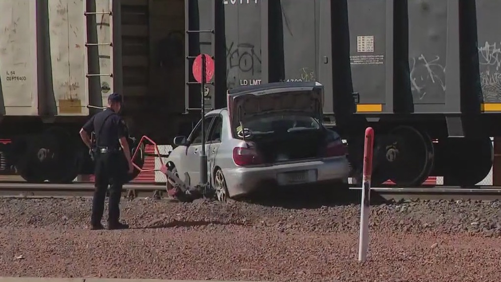 Driver suspected of DUI after crashing into train tracks | FOX 10 Phoenix