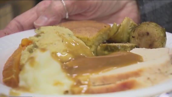 Chicago students serve Thanksgiving meals to 400 seniors