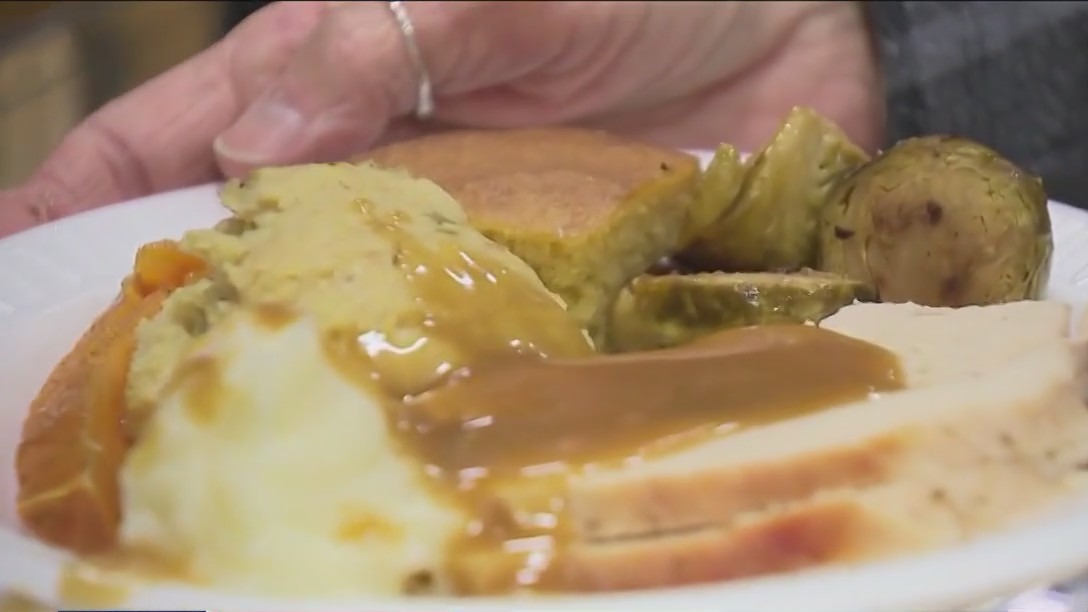 Chicago students serve Thanksgiving meals to 400 seniors