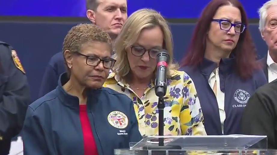 LA Mayor asked to evaluate her response to wildfires