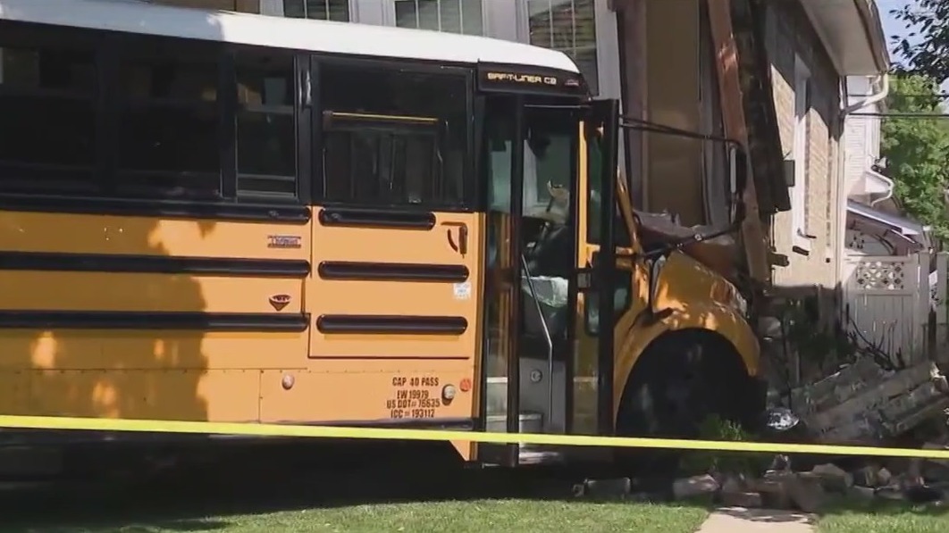 Bus crashes into Chicago home | FOX 32 Chicago