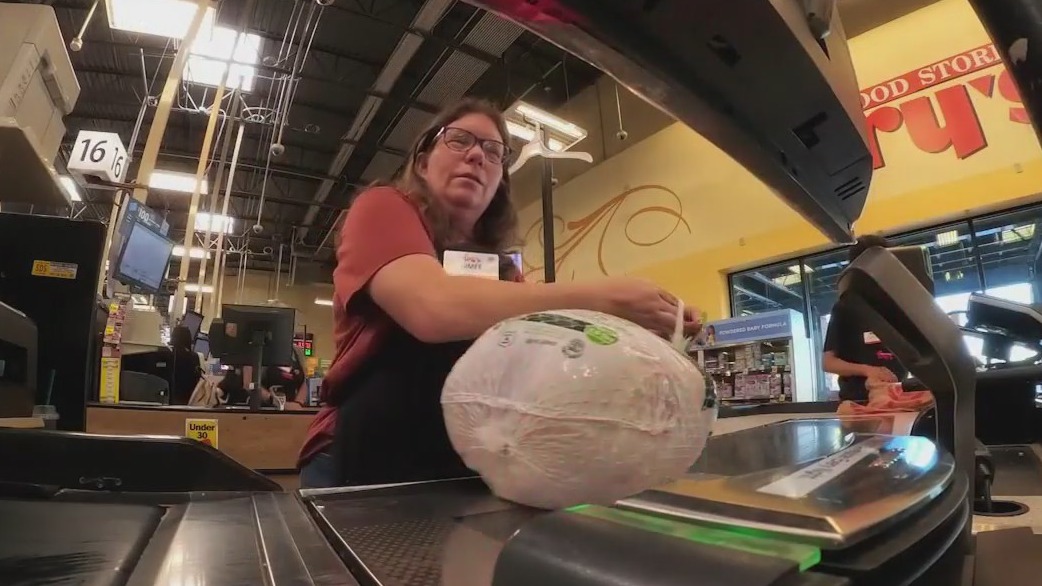 Last-minute rush hits stores ahead of Thanksgiving