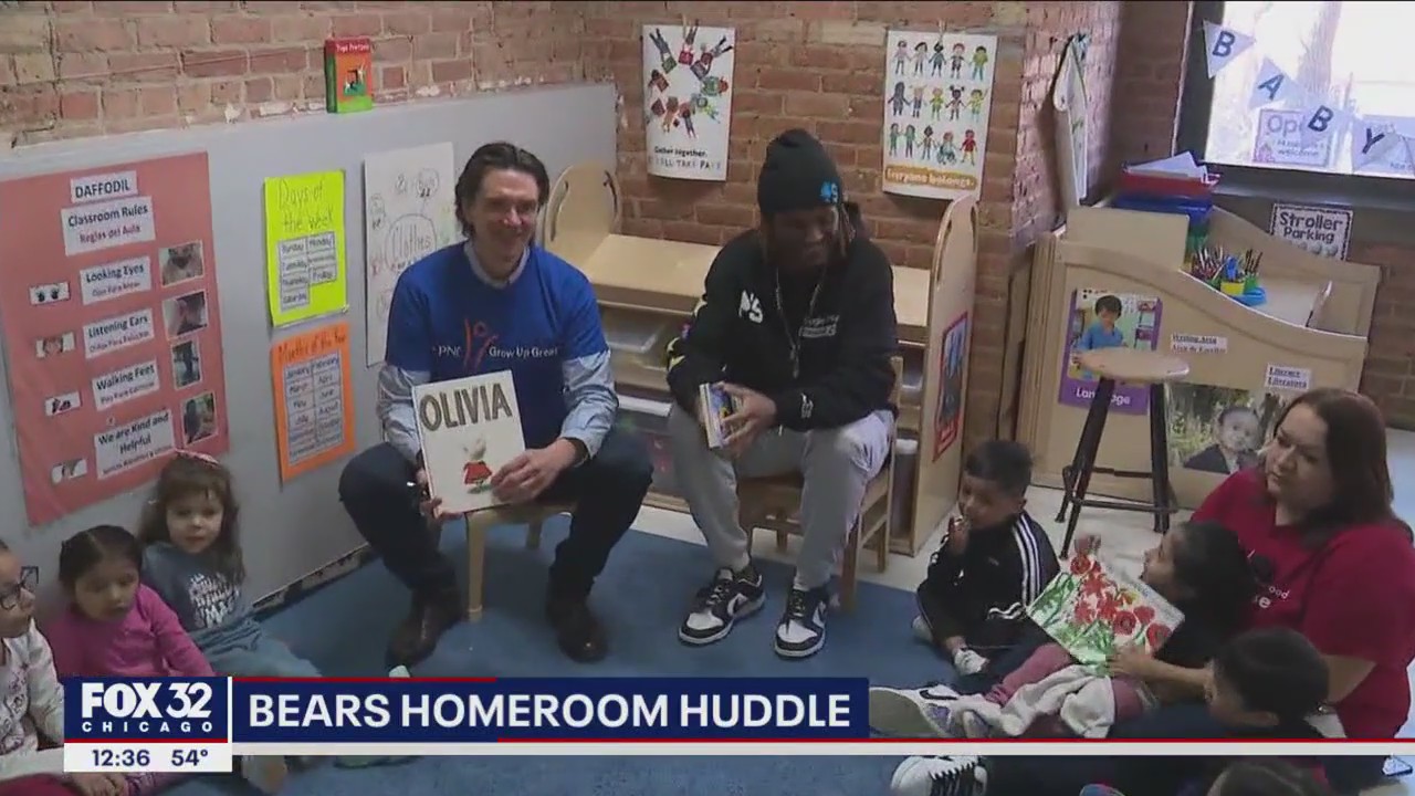 Bears player reads to young students as part of Chicago Homeroom Huddle